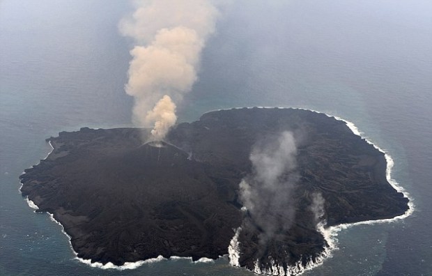 A erupção vulcânica, que ocorreu em 2013, produziu a nova ilha perto da ilha de Nishinoshima, desde então, o território tem aumentado até se fundir com Nishinoshima.
(Guarda Costeira japonesa)