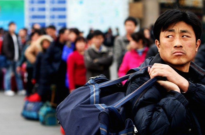 Um trabalhador migrante na Estação Ferroviária Oeste de Pequim (Guang Niu / Getty Images)