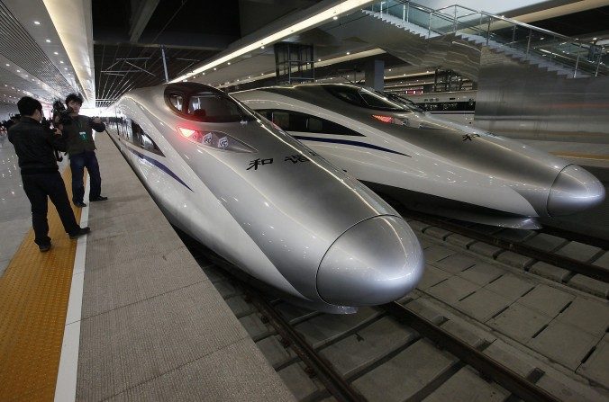 Trens-bala de uma nova ferrovia de alta velocidade que liga Xangai a Hangzhou, na China (AP Photo / Eugene Hoshiko)