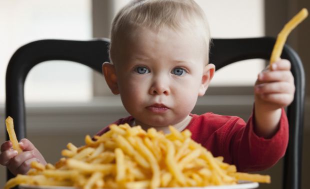 Bolo, biscoitos e pães são fonte desta substância na dieta, assim como as batatas fritas e batatas chips, que são os alimentos com a maior a concentração de acrilamida (huffingtonpost.com)