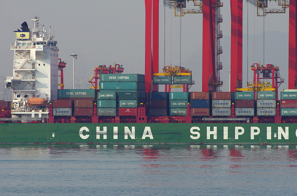 Navio de carga no porto de Rizhao, província de Shandong, na China (STR / AFP / Getty Images)