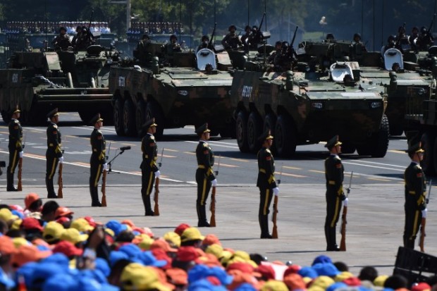 Membros do Exército da Libertação Popular do regime chinês participam de um desfile militar, em grande escala, em Pequim, no dia 3 de setembro de 2015 (Greg Baker / AFP / Getty Images)