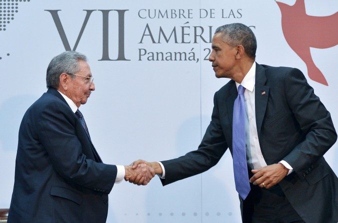 Presidente Barack Obama (D) e o líder cubano Raul Castro (E) dão aperto de mãos durante a Cúpula das Américas, no Panamá, em 11 de abril de 2015 (Mandel Ngan / AFP / Getty Images)