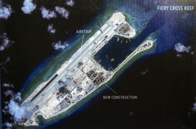 Ilha que a China está construindo no recife Fiery Cross, pertencente ao arquipélago Spratly, situado no mar da China Meridional. O regime chinês está agora implantando armas "antiacesso" na região. (Cliff Owen / AP)
