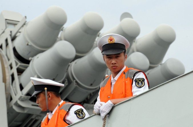 A base militar chinesa está localizada em Djibouti, justamente na entrada do estreito de Bab el-Mandeb, por onde passam cerca de 3,2 milhões de barris de petróleo  todos os dias  (Ted Aljibe/AFP/Getty Images)