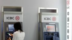 Chinesa saca dinheiro em caixa eletrônico e recebe papel em branco