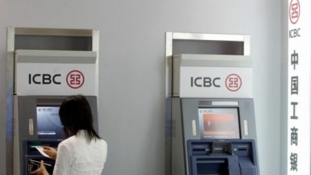 Chinesa saca dinheiro em caixa eletrônico e recebe papel em branco