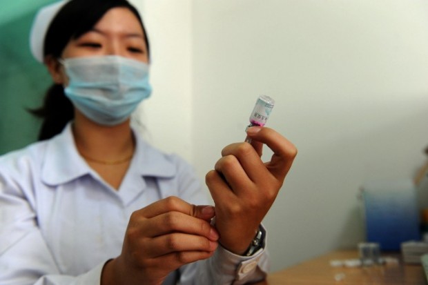 Uma enfermeira prepara uma vacina contra sarampo em Hefei, na China, em 11 de setembro de 2010 (STR/AFP/Getty Images)