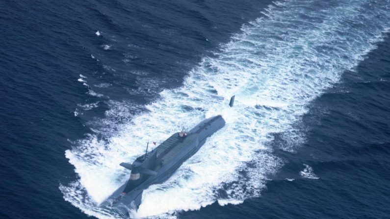 Um submarino nuclear da Frota do Mar do Norte da marinha chinesa se prepara para mergulhar no mar. O regime chinês tem expandido sua frota de submarinos armados com mísseis balísticos intercontinentais. (AFP/Getty Images)