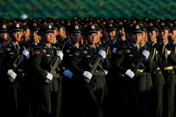 Tropas do Exército de Libertação do Povo Chinês marchma na porta de Tiananmen em um desfile militar, em 03 de setembro de 2015 , em Pequim, China. O regime chinês está trabalhando para fortalecer os laços militares com as nações vizinhas, como uma coalizão contra a sua agressão no Mar da China Meridional (Andy Wong / Getty Images )