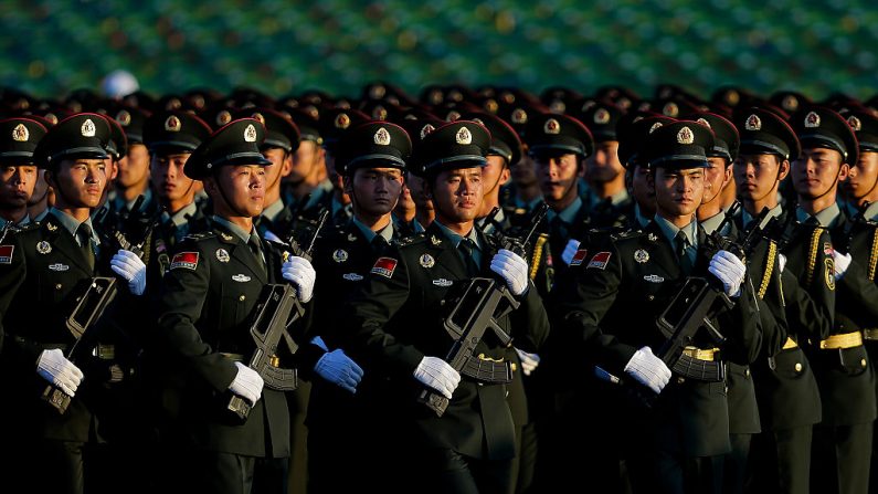 Tropas do Exército da Libertação Popular marcham diante do Portão de Tiananmen num desfile militar em Pequim, China, em 3 de setembro de 2015. O regime chinês está buscando fortalecer seus laços militares com nações vizinhas, enquanto uma coalizão se forma contra sua agressividade no Mar do Sul da China. (Andy Wong/Getty Images)