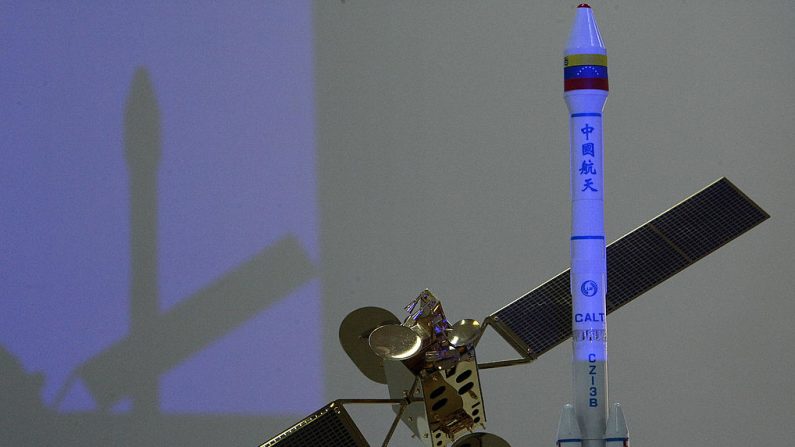 Modelos em escala de um satélite venezuelano e seu lançador chinês em exposição no centro de controle de satélites da Venezuela em El Sombrero, Venezuela, em 28 de outubro de 2008. O regime chinês lançou seu novo satélite espião, o Ziyuan-3, em 30 de março. (Thomas Coex/AFP/Getty Images)