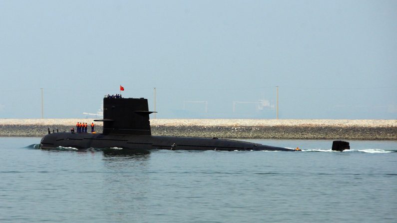 Um submarino chinês deixa o porto de Qingdao em 22 de abril de 2009, na província de Shandong, China. O regime chinês planeja enviar submarinos nucleares para patrulhar o Oceano Pacífico. (Guang Niu/Getty Images)