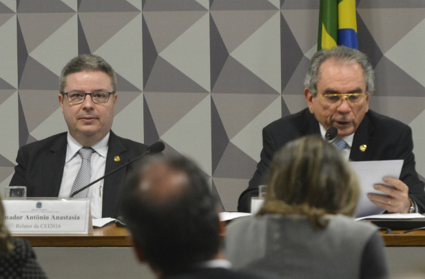 Senador Antonio Anastasia (PSDB-MG) (esq.) e o presidente do colegiado, Raimundo Lira (PMDB-PB) (dir.) (Antonio Cruz/Agência Brasil)