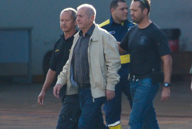 O ex-ministro Paulo Bernardo, após ser preso em 23 de junho, antes de ser levado a Curitiba (Arquivo Agência Brasil)