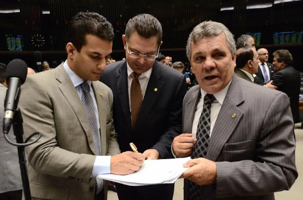 Sóstenes Cavalcante (centro) e Alberto Fraga (direita) em ato de criação da CPI (Ag. Câmara)