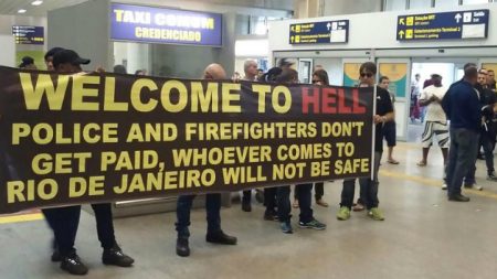 Policiais e bombeiros protestam no Aeroporto do Galeão