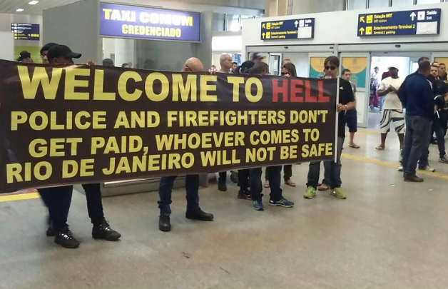 Eles carregavam cartazes com frases em inglês, como "Bem-vindos ao inferno" (Divulgação)