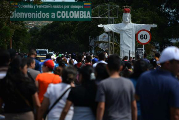 Milhares de venezuelanos cruzam a fronteira com a Colômbia para comprar bens de consumo que estão escassos na Venezuela (Gabriel Barrero/Agência Lusa)