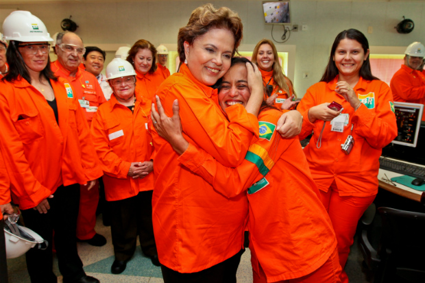 À época presidente, Dilma Rousseff cumprimenta trabalhadora da Petrobras durante visita à Plataforma P-56 em Angra dos Reis (Roberto Stuckert Filho/Presidência da República)