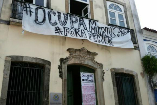 Integrantes do setor cultural invadiram o escritório do Ministério da Cultura na Bahia, em maio deste ano, em protesto contra o governo de Michel Temer (Sayonara Moreno/Agência Brasil)