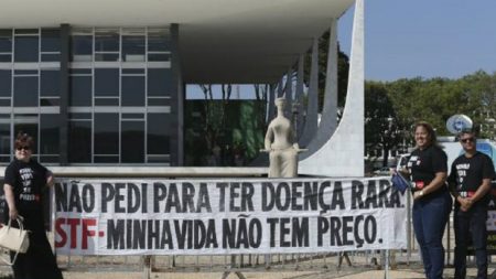 Pacientes com doenças raras fazem vigília em frente ao STF