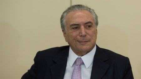 Psol entrega pedido de impeachment de Temer