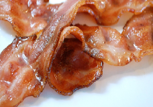 O bacon,  a salsicha e a linguíça  foram classificados pela OMS como carcinogênicos do grupo 1, ou seja, tão prejudiciais à saúde como o cigarro e o amianto (wikimedia commons)