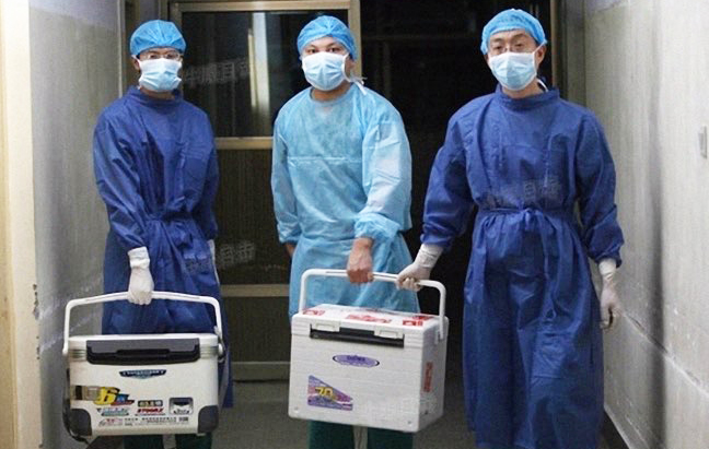 Médicos transportam órgãos frescos para transplante num hospital na província de Henan, China, em 16 de agosto de 2012. (Imagem de tela via Sohu.com)