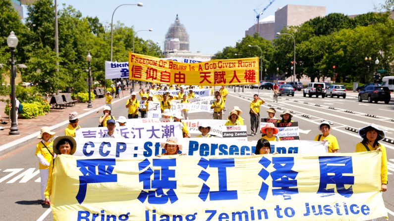 Praticantes do Falun Gong marcham para pedir o fim da perseguição que sofrem na China, durante um evento em Washington DC em 16 de julho de 2015. (Edward Dai/Epoch Times)