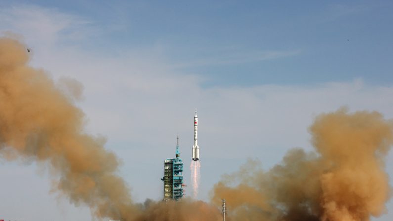 O foguete Longa Marcha-2F, que transporta a nave espacial tripulada Shenzhou-10, é lançado numa plataforma no Centro de Lançamento de Satélite Jiuquan, em Jiuquan, China, em 11 de junho de 2013. (VCG via Getty Images)