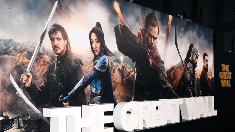 Um cartaz do filme "A Grande Muralha" da Universal Pictures numa pré-estreia no cinema chinês TCL IMAX em Hollywood, Califórnia, em 15 de fevereiro de 2016. (Frazer Harrison/Getty Images)