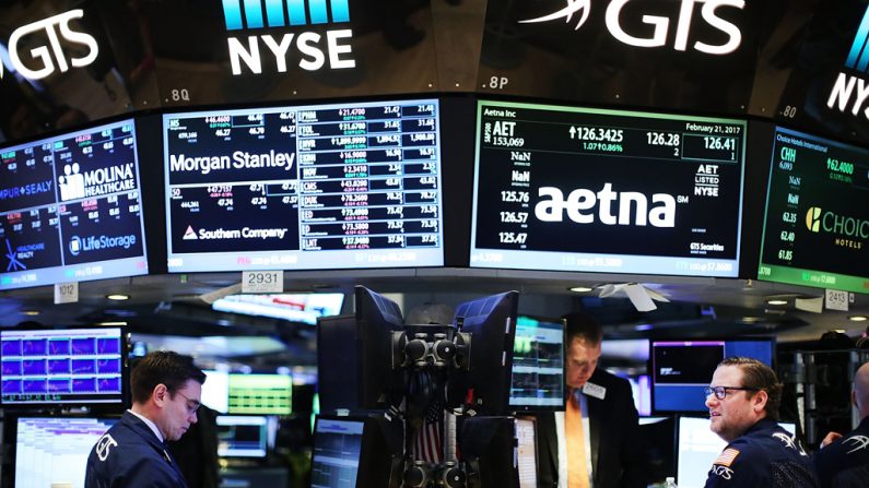 Corretores negociam na Bolsa de Valores de Nova York em 21 de fevereiro de 2017. (Spencer Platt/Getty Images)