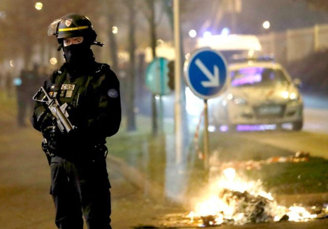 Os tumultos se espalharam para 20 áreas diferentes em Paris e no norte da França (Patrick Kovarik/Getty Images)