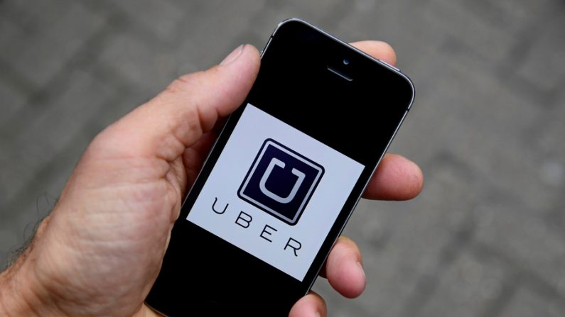 O logotipo do aplicativo da Uber é visto num telefone móvel nesta foto de 28 de outubro de 2016. (Toby Melville/Reuters)