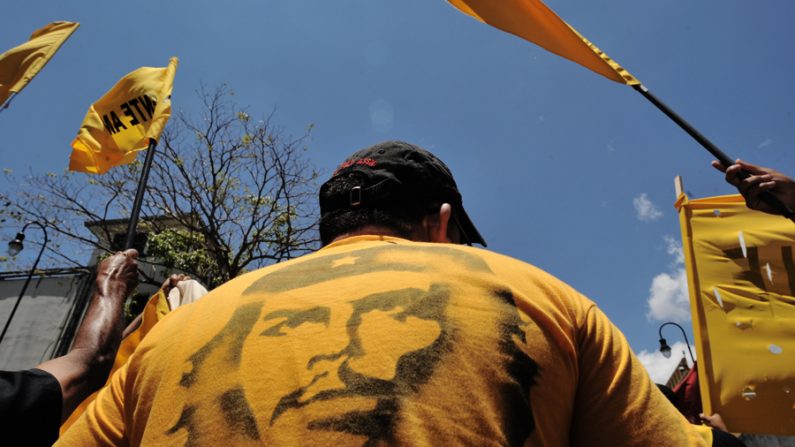 Um homem usa uma camiseta com um retrato de Ernesto "Che" Guevara em San Jose, EUA, em 1º de maio de 2011. (Rodrigo Arangua/AFP/Getty Images)