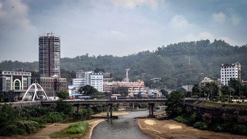 A fronteira entre a China (à esquerda) e o Vietnã (à direita) na cidade norte-vietnamita de Lao Cai em 9 de maio de 2014. Relatórios recentes do Vietnã reivindicam sequestros e assassinatos visando abastecer a indústria chinesa de transplantes de órgãos, o que levanta questões sobre a reforma na China. (Hoang Dinh Nam/AFP/Getty Images)