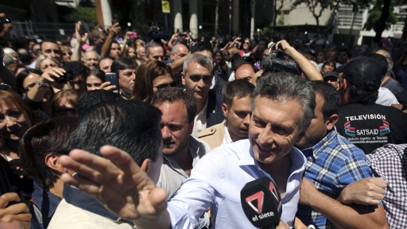 Mauricio Macri recebe o apoio da multidão enquanto chega a uma estação de voto em Buenos Aires em 22 de novembro de 2015. (Emiliano Lasalvia/AFP/Getty Images)