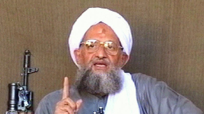 Ayman al-Zawahiri, o líder da al-Qaeda, fala num local não revelado. (AFP/Getty Images)