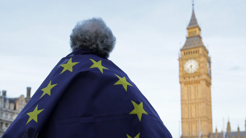 Um manifestante diante do parlamento em Londres em 13 de março de 2017. (Daniel Leal-Olivas/AFP/Getty Images)