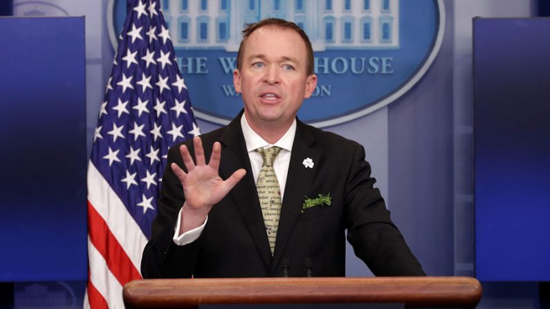 Mick Mulvaney, diretor do Departamento de Gestão e Orçamento, responde a perguntas de repórteres durante uma conferência na Casa Branca em 16 de março de 2017. (Chip Somodevilla/Getty Images)