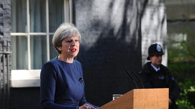 A primeira-ministra britânica, Theresa May, fala com a mídia em Londres em 18 de abril de 2017. (Daniel Sorabji/AFP/Getty Images)