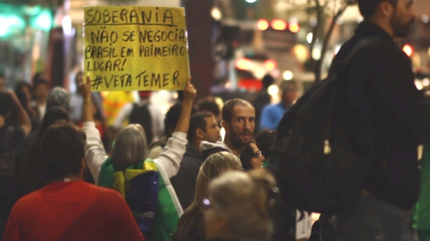 Manifestantes protestaram pacificamente na Paulista, ainda em frente à Gazeta, contra o projeto da nova Lei de Migração (Daniel Borges, para Epoch Times)