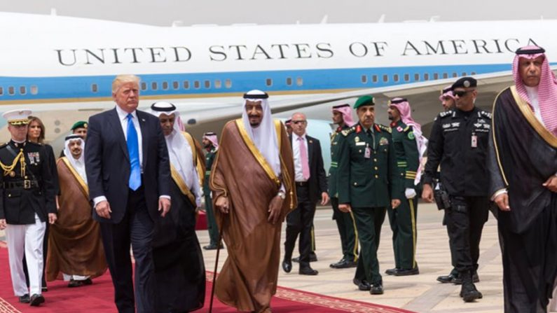 O presidente dos Estados Unidos, Donald Trump, e a primeira-dama, Melania Trump, chegaram hoje (20) na Arábia Saudita (Cortesia / Governo dos Estados Unidos)