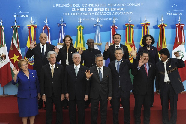 Representantes na reunião de cúpula do Mercosul em Mendoza, Argentina, em 21 de julho de 2017 (Andres Larrovere/AFP/Getty Images)