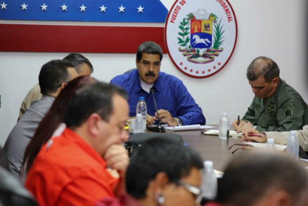 Presidente da Venezuela Nicolás Maduro (ao fundo, de azul) (JUAN BARRETO/AFP/Getty Images)