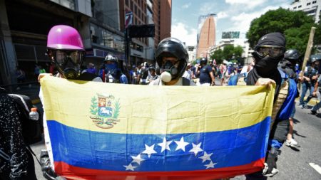 Jovem de 18 anos é morto por milícia de Maduro em protesto na Venezuela