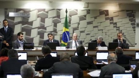 Comissão do Senado aprova lei que permite acumular pacote de dados do celular