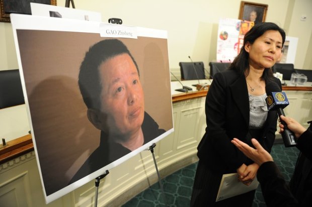 Geng He, esposa do advogado defensor dos direitos chineses, Gao Zhisheng, fala com a imprensa no Capitólio, EUA, em 18 de janeiro de 2011 (Tim Sloan/AFP/Getty Images)