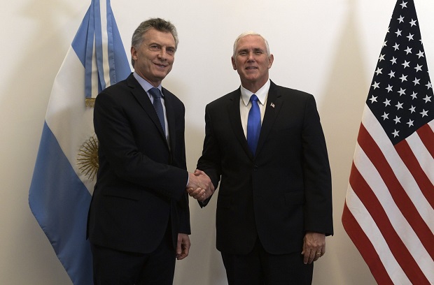 O vice-presidente americano Mike Pence (à dir.) aperta a mão do presidente argentino Mauricio Macri antes de uma reunião na residência presidencial de Olivos em Olivos, Buenos Aires, em 15 de agosto de 2017 (JUAN Mabromata / AFP / Getty Images)